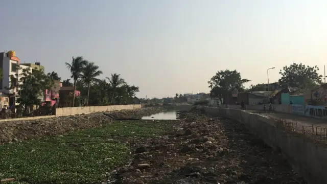 கொடுங்கையூர் குப்பைக்கிடங்கை ஒட்டியுள்ள கால்வாய்