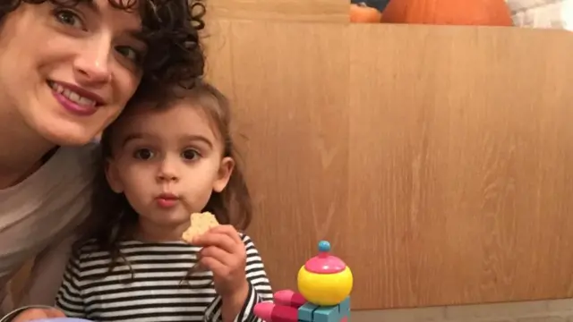 Лорен Тедалді каже, що її дочка любить яскраві пластмасові іграшки