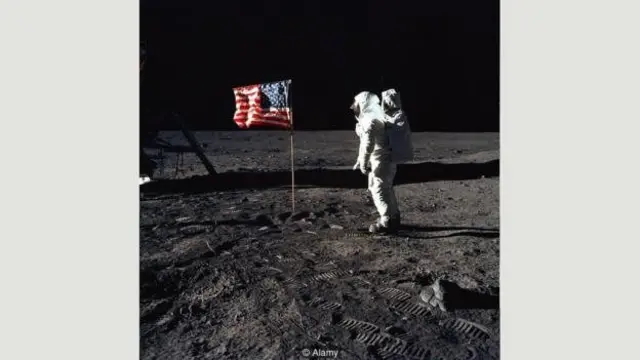 یکی از نظریه‌های جنجالی توطئه این بوده که مأموریت‌های پروژه آپولو برای سفر به ماه در بین سال‌های ۱۹۶۹ تا ۱۹۷۲، دروغ و شایعه بوده، و عکس‌هایی هم که سازمان ناسا از این سفرها منتشر کرده جعلی بوده