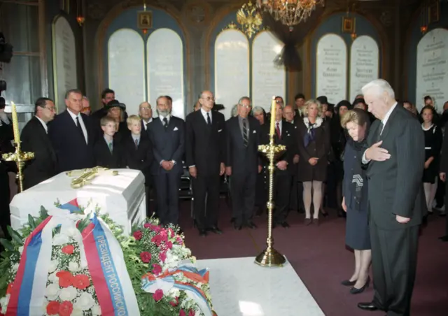 Санкт-Петербург. Петропавловская крепость. Перезахоронение останков царской семьи в соборе Петра и Павла. На снимке: Президент РФ Борис Ельцин с супругой.