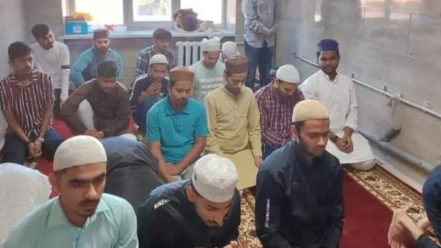 यूक्रेन के इवानो में हॉस्टल में नमाज़ अदा करते मेडिकल के छात्र