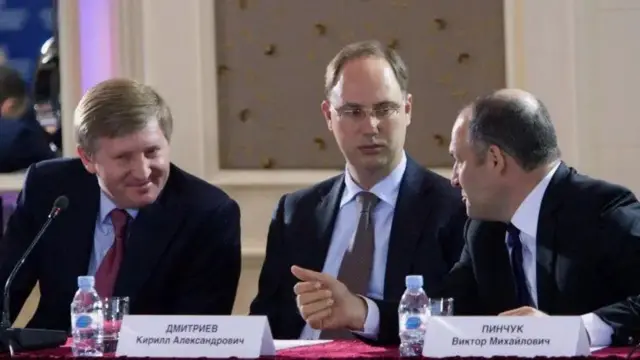 Ринат Ахметов, Кирило Дмитрієв і Віктор Пінчук під час українсько-російського економічного форуму в Києві, травень 2010 року