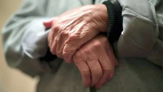 Руки літньої людини