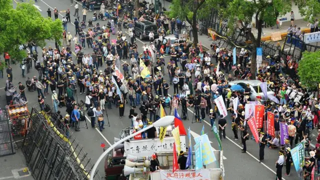 反年金改革人士19日在立法院入口集结，高喊口号阻挡委员进入。