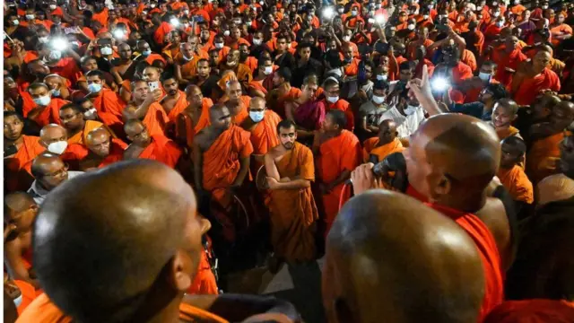 বৌদ্ধ ভিক্ষুরাও প্রেসিডেন্ট গোটাভায়া রাজাপাকশার পদত্যাগের দাবিতে বিক্ষোভ করেন প্রেসিডেন্ট ভবনের সামনে।
