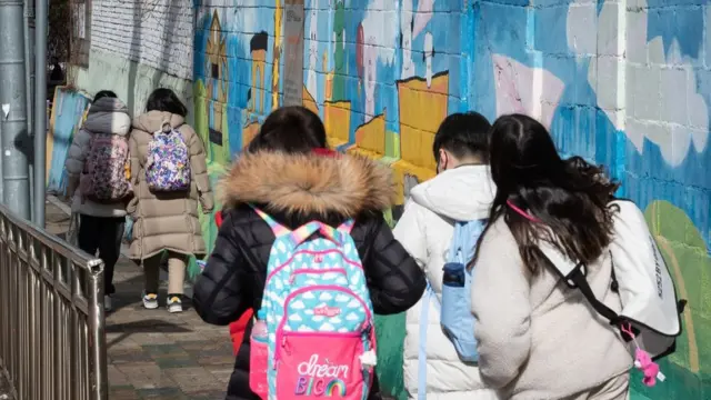 서울의 한 초등학교에서 학생들이 하교하고 있다