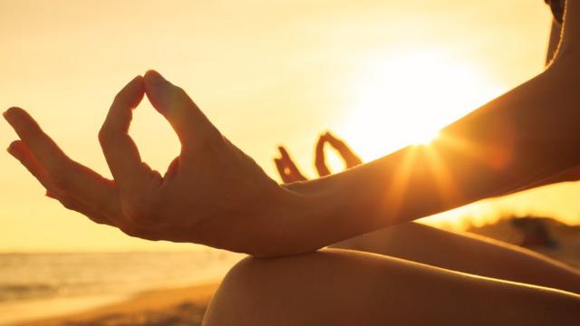 Mujer meditando