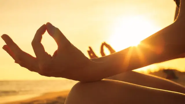 Mulher meditando