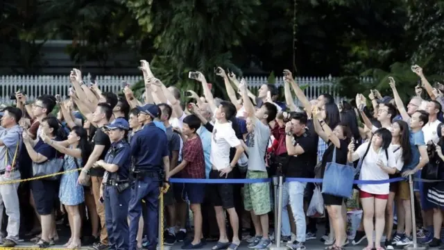 ट्रंप और कम का इंतज़ार करते सिंगापुर के नागरिक