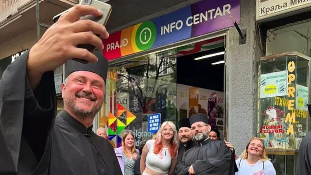 sveštenici ispred Prajd info centra u Beogradu