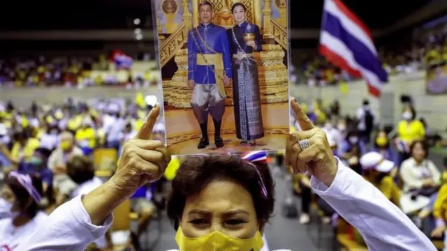 રાજાશાહી સમર્થકો પ્રદર્શનોની ટીકા કરે છે