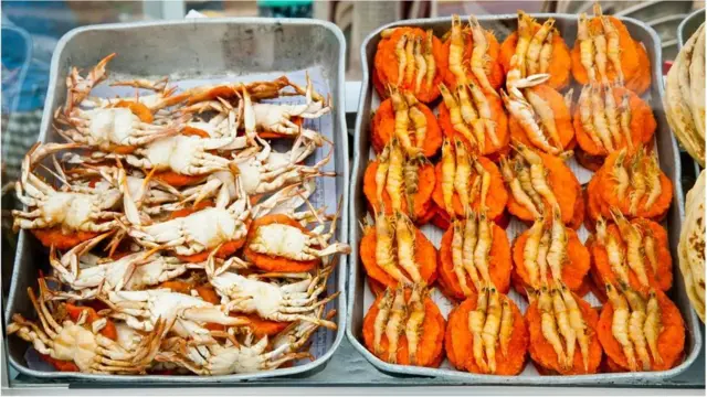 Gorengan dengan topping udang ini disukai di seluruh Sri Lanka, berhasil menyatukan penduduk setempat dari berbagai etnis, agama, dan kelas.