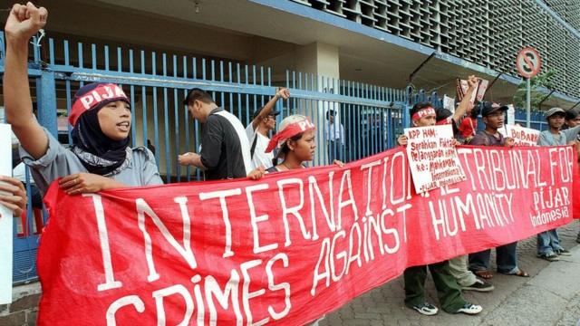 Warga Tanah Merah sedang berdemo menentang penggusuran