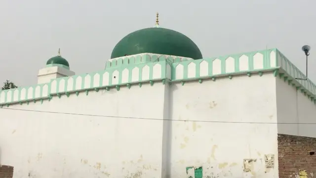 क्या ये तीन भी 'बाबरी मस्जिद' हैं?