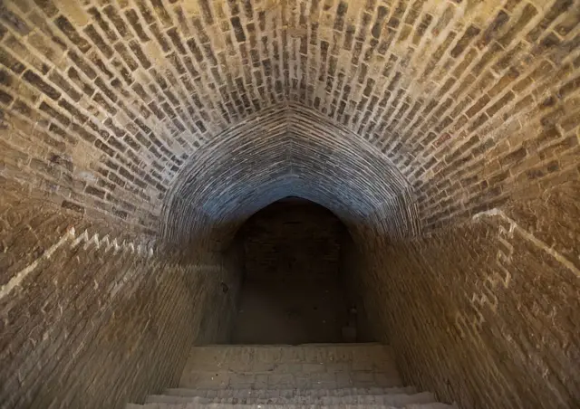 Qanat atau saluran air bawah tanah.