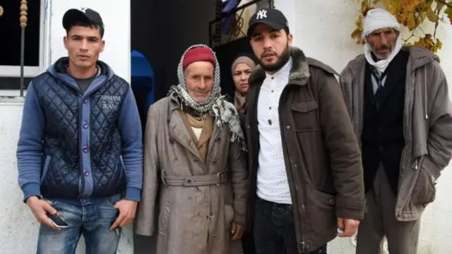 أفراد عائلة العماري: أبوه وأخوه وليد في أقصى اليسار وأخوه عبد القادر كلهم قالوا إنهم شعروا بالصدمة عند سماع الأخبار