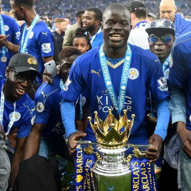Kanté con el trofeo de la Premier