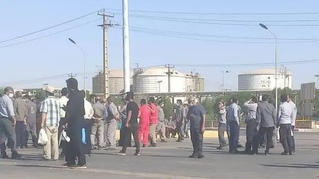 تجمع پتروشیمی رازی در ماهشهر خوزستان: بیش از ۶۰۰ کارگر شرکت به دلیل نابرابری دستمزدها و ممانعت از ورود نماینده کارگران، مقابل در ورودی تجمع کردند