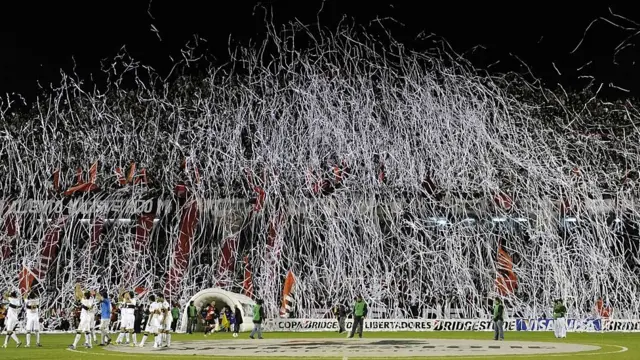 Papel arrojado en una cancha de fútbol