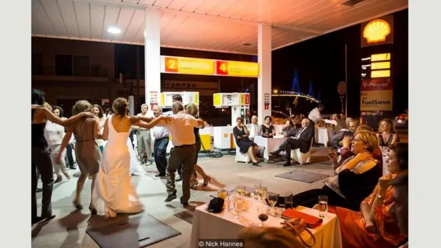 Pernikahan di pom bensin, Rio, Yunani [Mediterranean #16]