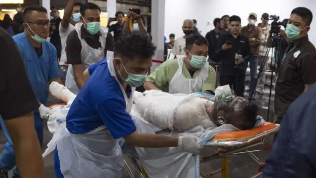 Petugas membawa korban kebakaran Depo Pertamina Plumpang untuk dirujuk di RSUD Koja, Jakarta, Sabtu (4/3/2023).