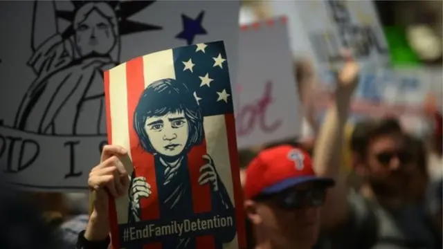 Політика затримання родин на американському кордоні та відділення батьків від дітей діє з початку травня