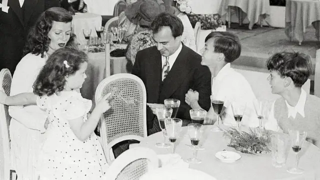 علی خان اور ریٹا اپنے بچوں کے ہمراہ