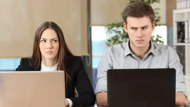 Trabajadores en oficina