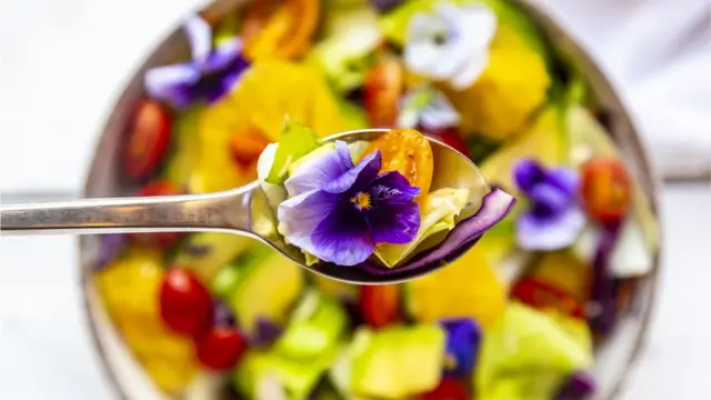 Salada com flores