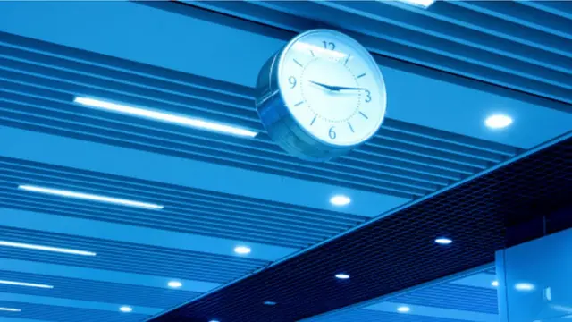 Un reloj bañado en luz azul