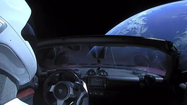 Montaje de un auto y de fondo la Tierra