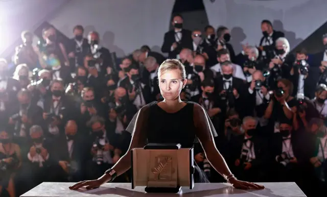 جوليا دوكورناو