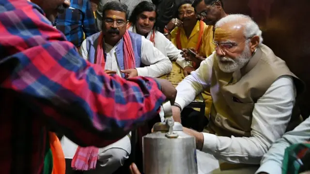 बनारस में चाय पीते हुए पीएम मोदी