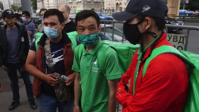 Курьеры во время забастовки в Москве в июле 2020 года