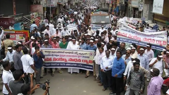 గతంలో సమాధుల కోసం నిరసనలు చేసిన క్రైస్తవులు