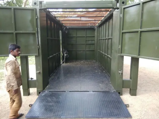 வனவிலங்குகளை மீட்க ஹைட்ராலிக் ஆம்புலன்ஸ்