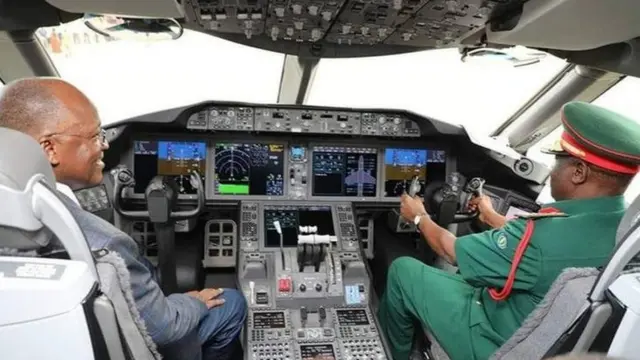 Rais Magufuli katika chumba cha rubani ndani ya ndege ya Dreamliner