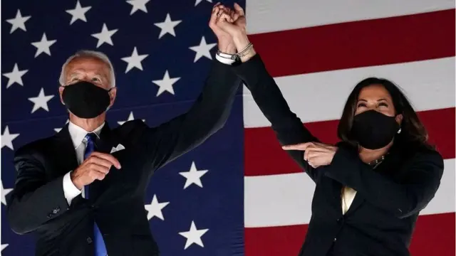 O presidente eleito Joe Biden, um homem branco e idoso, e Kamala Harris, um mulher multiétnica e meia idade.