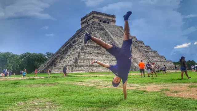 Christian Brunis en las ruinas mayas cerca de Cancún
