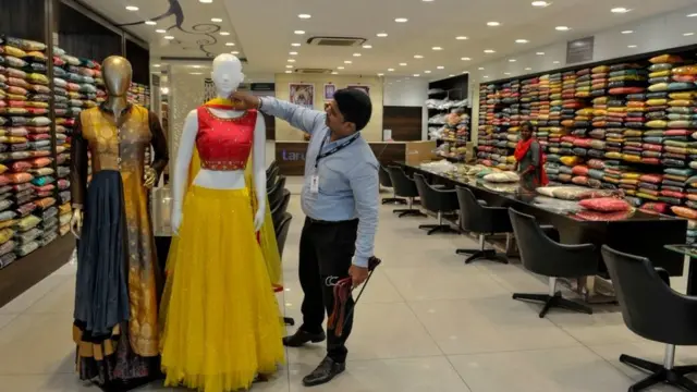 தசரா நேரம். விற்பனைக்குத் தயாரான கடைக்காரர்.