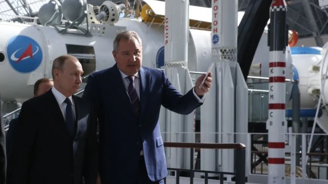 Dmitry Rogozin (à direita), chefe da agência espacial russa Roscosmos, junto a Vladimir Putinapostas esportivas nos estados unidos2018