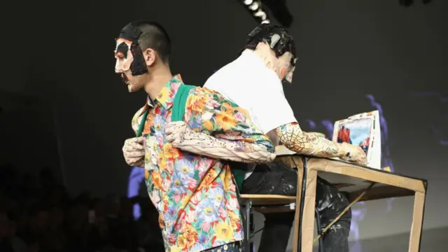 On|Off别出心裁在T台上演《诚实的人》。