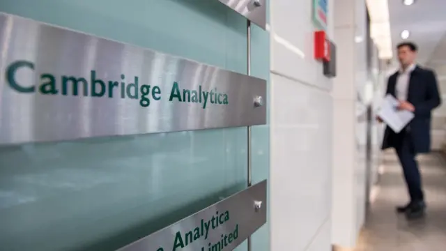 Uma placa sinaliza o escritório da Cambridge Analytica