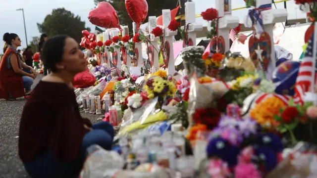 Импровизированный мемориал жертв бойни в Эль-Пасо