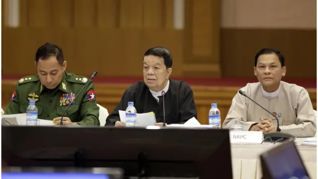 ရခိုင်ပြည်နယ်မှာ လက်နက်ကိုင်အဖွဲ့အစည်းတွေ အခြေချဖို့ကြိုးစားခြင်းဟာ နယ်မြေတည်ငြိမ်အေးချမ်းရေးနဲ့လုံခြုံရေးကို ခြိမ်းခြောက်နေတယ်လို့ ဒေါက်တာတင်မျိုးဝင်းက ပြောပါတယ်။