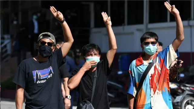 นายจตุภัทร์ บุญภัทรรักษา หรือ "ไผ่ ดาวดิน" พร้อมเพื่อนอีก 2 คน เดินทางเข้ามอบตัวตามหมายจับที่ สน.ทุ่งสองห้อง