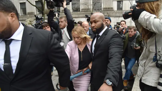 Stormy Daniels cercada pela mídia