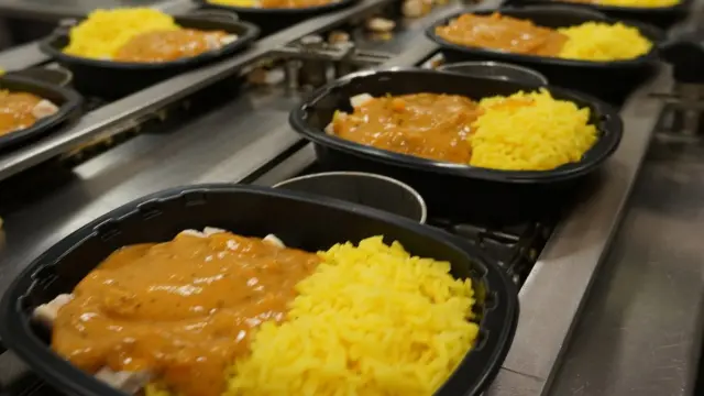 전자레인지용 플라스틱 용기는 대부분 재활용이 어려운 '검은색' 플라스틱이다