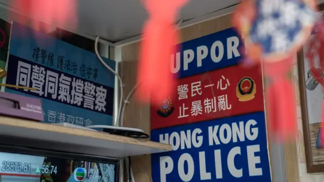 친경찰 구호가 붙어있는 카페 벽면