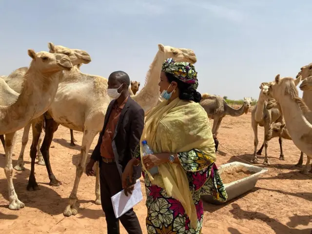 Madame Wouro Habsatou Aboubacar en visite sur le terrain